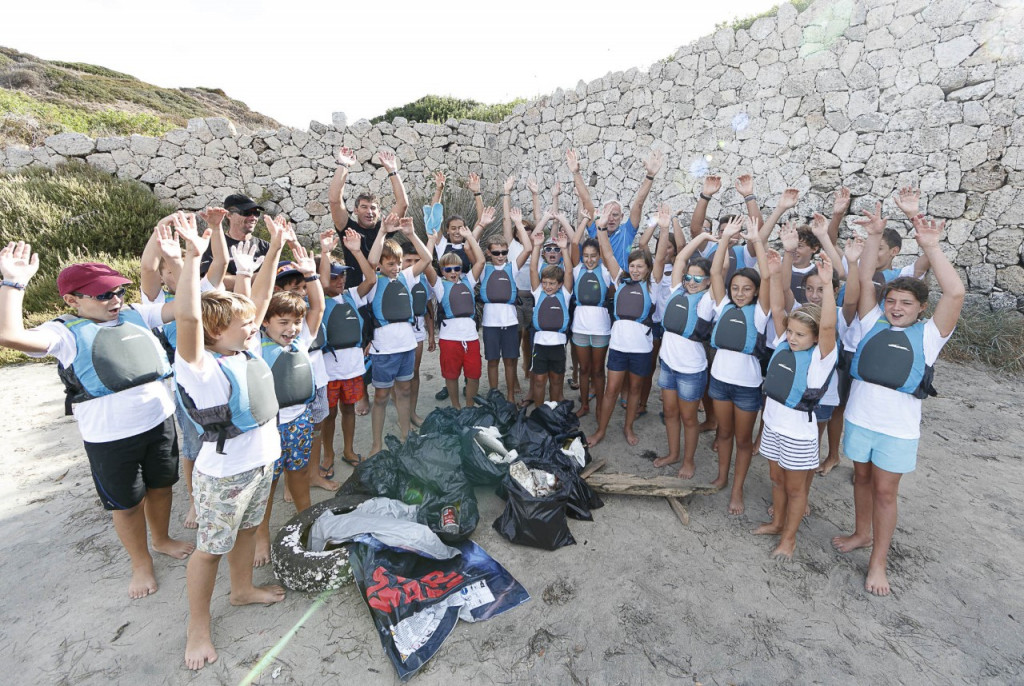 Los chicos del CM Mahón, en la jornada de limpieza (Fotos: Nico Martínez)