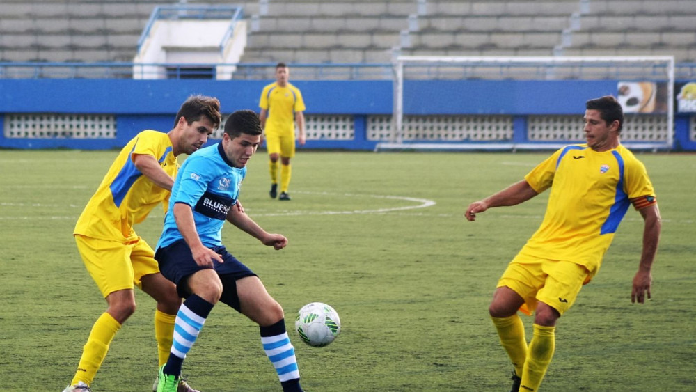 Marcos Vaquero y David Mas enciman a un adversario durante el partido en Eivissa (Foto: noudiari.es)