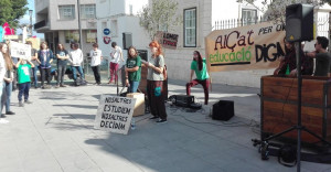 Los parlamentos de los miembros de Alça't se intercalaron con conocidas canciones de protesta.