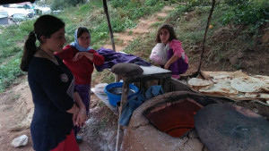 mujeres-refugiadas-con-hornos-de-pan-hechos-de-arcilla