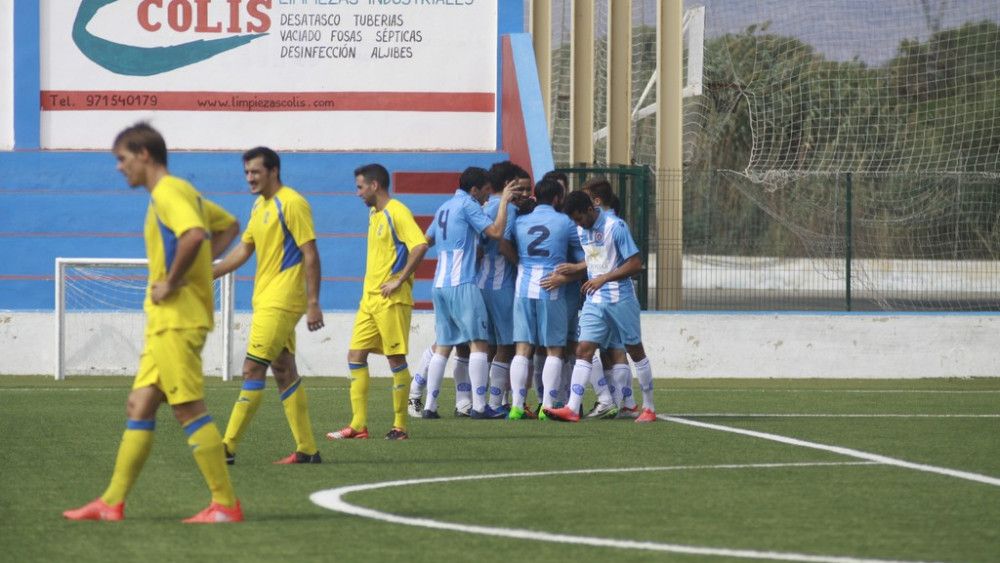 Los jugadores del Alcudia celebran un gol durante el partido (Fotos: futbolbalear.es)