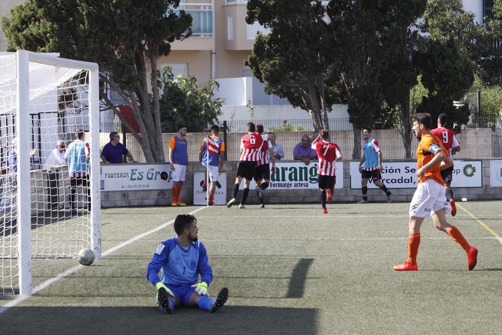 Celebración de un gol ante el Platges de Calvià (Fotos: deportesmenorca.com)