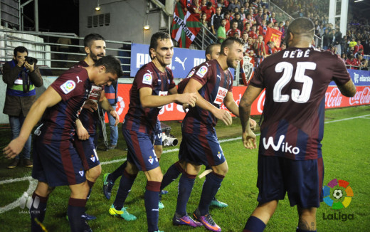 Enrich, felictado por sus compañeros tras el gol a Osasuna (Foto: laliga.es)