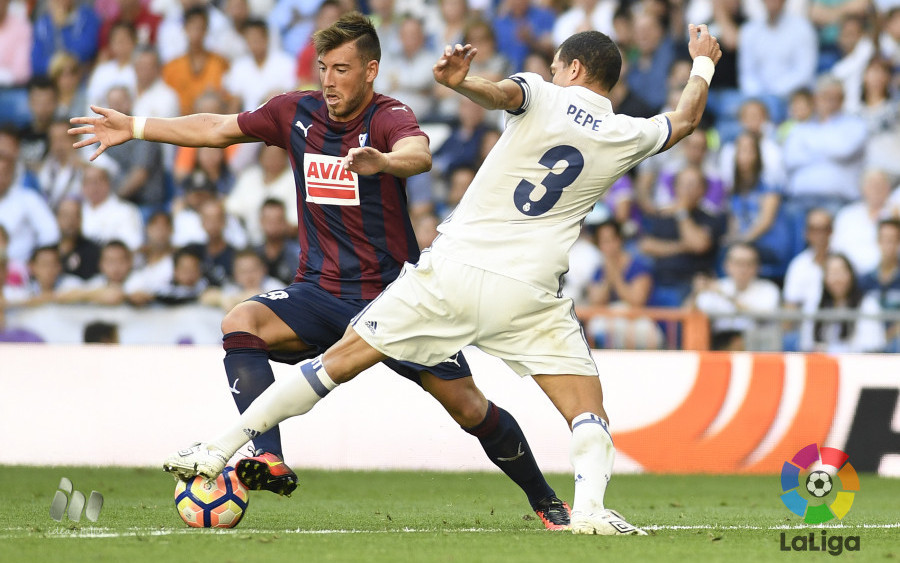 Sergi Enrich trata de sortear a Pepe (Fotos: laliga.es)