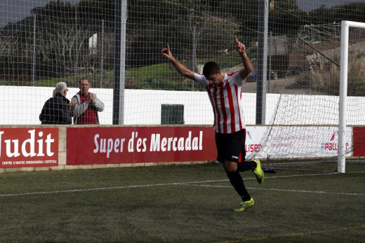 Raúl Marqués, en plena celebración (Foto: deportesmenorca.com)