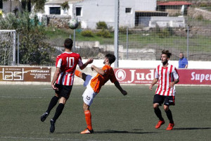 Lucha por un balón.