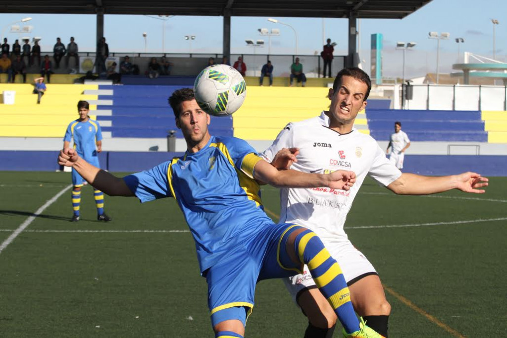 Llonga pelea con Diego Piquero (Fotos. deportesmenorca.com)