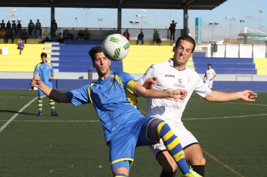 Llonga pelea con Diego Piquero (Fotos. deportesmenorca.com)