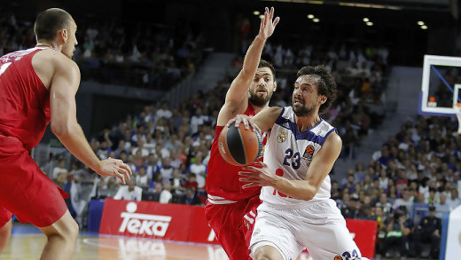 Llull asiste a un compañero durante el partido (Foto: ACB)