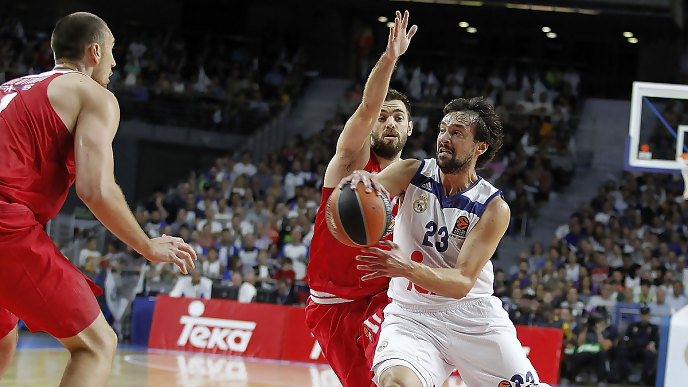 Llull asiste a un compañero durante el partido (Foto: ACB)