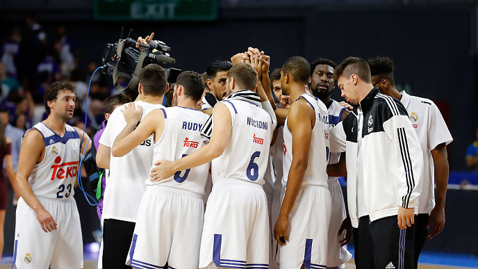 Piña del Real Madrid, con Llull a la izquierda (Foto: ACB Photo)