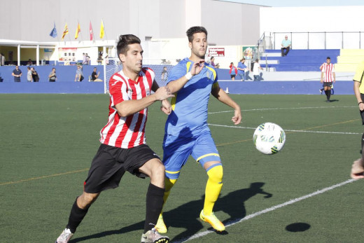 Marcos y Llonga pelean por un balón durante el partido (Fotos: deportesmenorca.com)