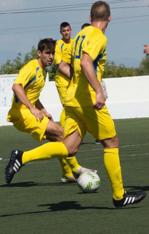 Marcos Vaquero controla un balón (Foto: futbolbalear.es)