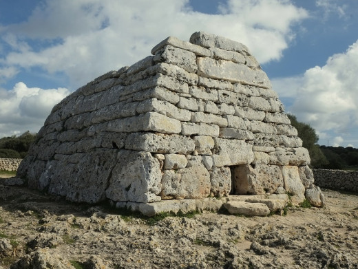 La naveta des Tudons es una de las construcciones talayóticas más importantes que se conservan en Menorca