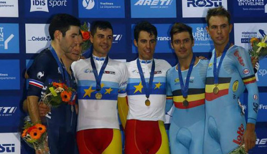 Albert Torres, con la medalla de oro en el podio.