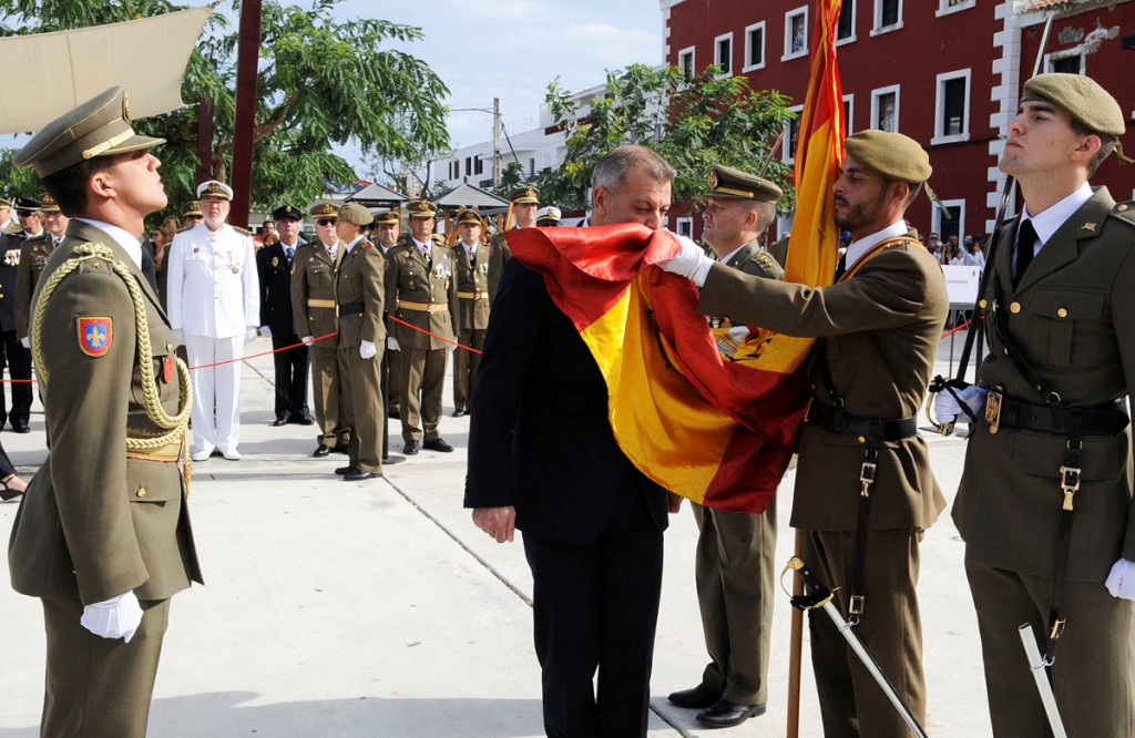 Imagen de una jura de bandera civil en Es Castell (Foto: Tolo Mercadal)