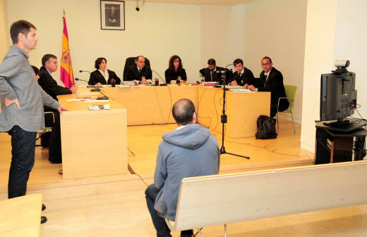 Al juicio en Maó sólo se presentó uno de los acusados. El otro siguió la vista por videoconferencia.