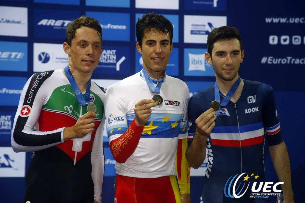 Albert Torres, con la medalla de oro en el podio (Foto: Roberto Bettini)