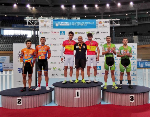 Torres, en lo más alto del podio tras ganar la Madison (Fotos: RFEC)