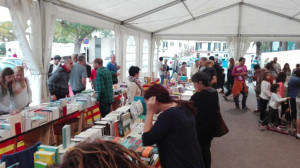 La carpa evito que la lluvia afectara a los estands llenos de libros y a las actividades previstas.