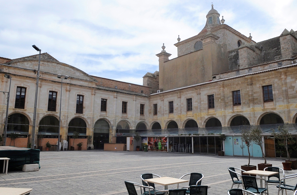 Claustro disputado.