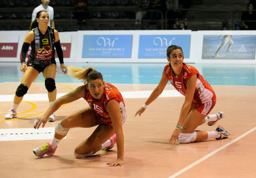 María Barrasa, a la derecha, en una acción del juego (Foto: Tolo Mercadal)