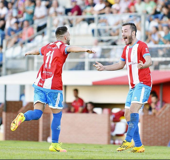 Celebración de David Camps junto a un compañero (Foto: @AlgecirasCF)