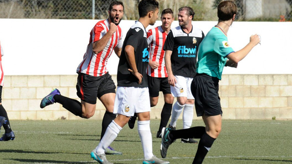 Salva celebra el gol del empate del Mercadal (Fotos: Tolo Mercadal)