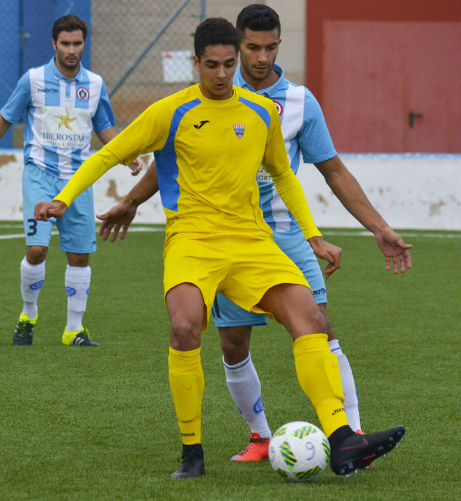 Chris controla un balón ante un jugador del Alcúdia (Fotos: futbolbalear.es)