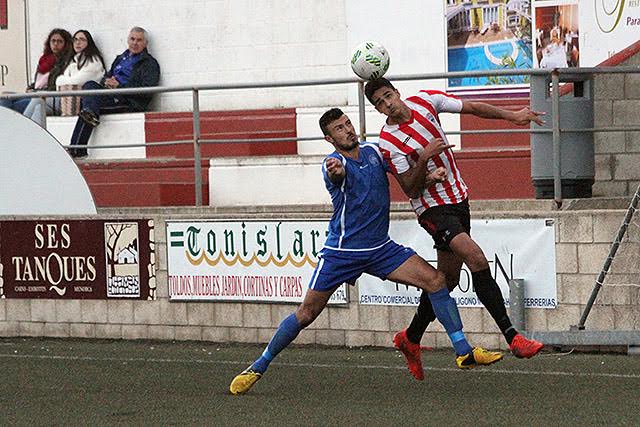 Chris trata de sortear a un adversario (Fotos: deportesmenorca.com)