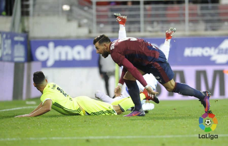 Sergi Enrich trata de alcanzar un balón durante el partido.