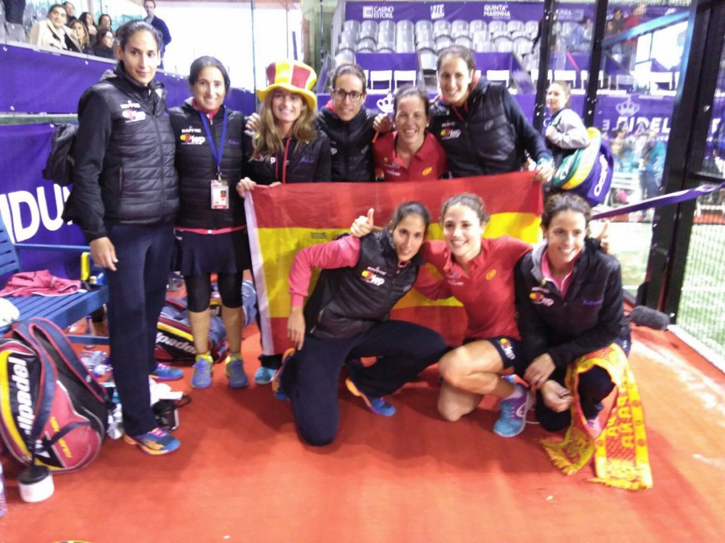 Foto de familia de las campeonas del mundo por equipos.