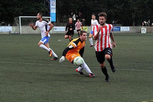Izan supera al portero en un momento del partido (Fotos. deportesmenorca.com)