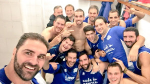 Selfie de los jugadores tras conquistar el liderato (Foto: @basquet_menorca)