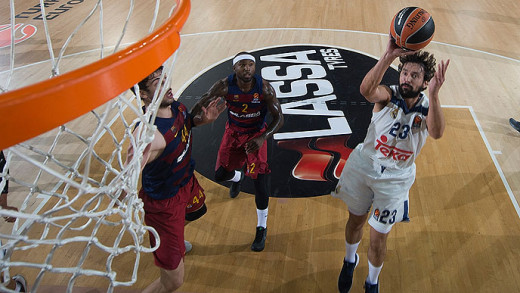 Llull lanza a canasta en el partido ante el Barça (Foto: Euroliga)