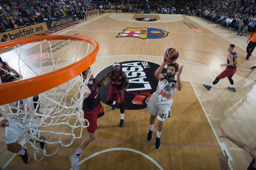 Llull lanza a canasta en una acción del partido (Foto: acb.com)