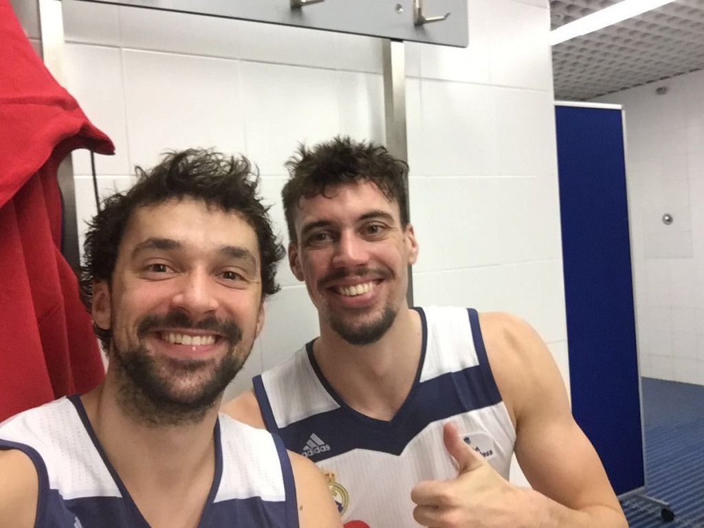 Llull, junto a Suárez a la finalización del partido (Foto: @23llull)