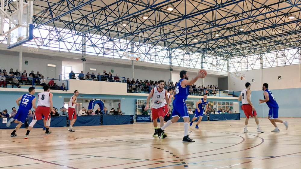 Sergio Muñoz postea en una imagen del partido (Fotos: Bàsquet Menorca)