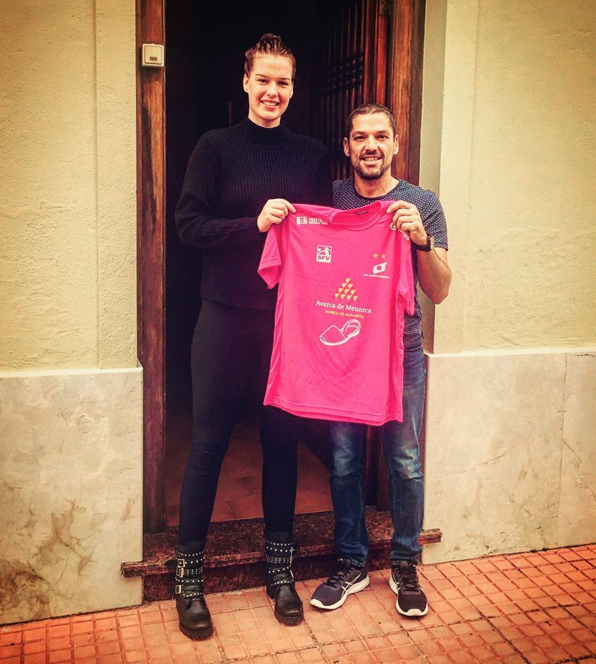 Miedema, junto a Bep Llorens posando con la camiseta del Avarca (Foto: Vòlei Ciutadella)