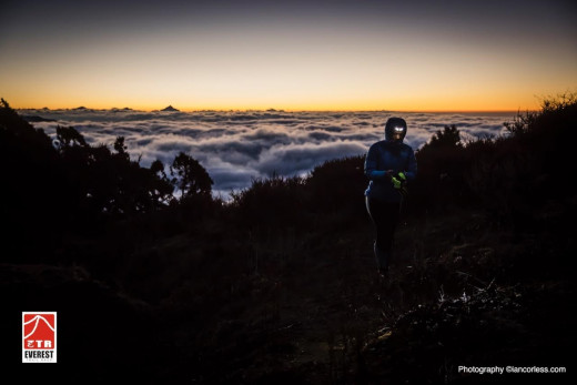 Espectacular imagen de la carrera al caer la noche (Fotos: Ian Corless)