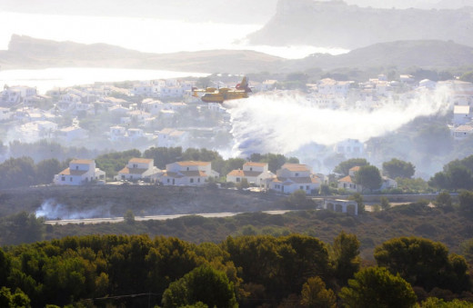 Hidroavión volando sobre las zonas afectadas por el incendio en Es Mercadal (Foto: Tolo Mercadal)