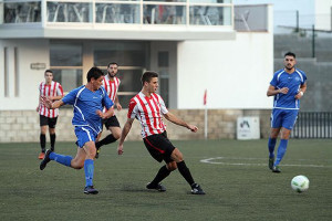 Raúl Marqués desplaza un balón.