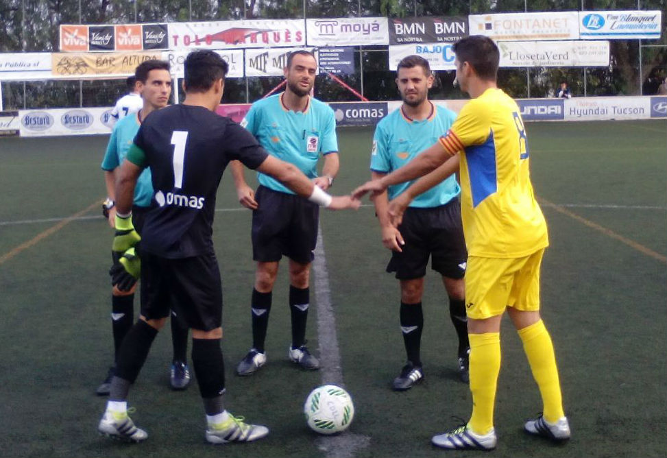 Robert, en el saludo de capitanes (Fotos: futbolbalear.es)