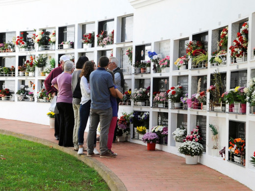 (Fotos) Menorca acude a los cementerios