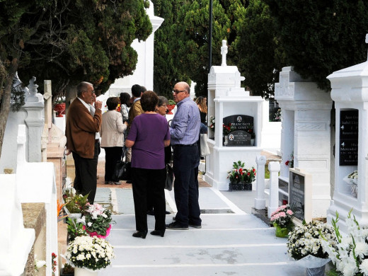 (Fotos) Menorca acude a los cementerios