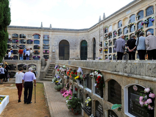 (Fotos) Menorca acude a los cementerios