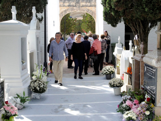 (Fotos) Menorca acude a los cementerios