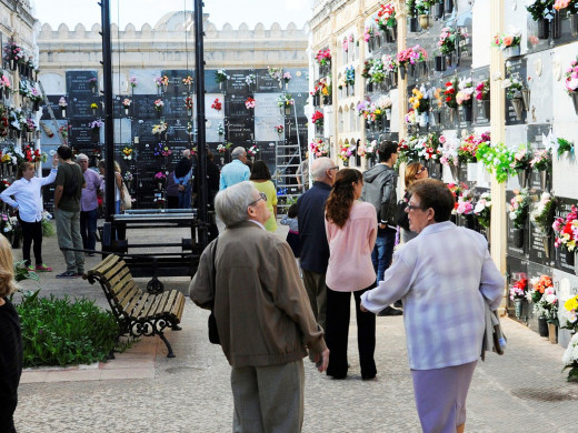 (Fotos) Menorca acude a los cementerios