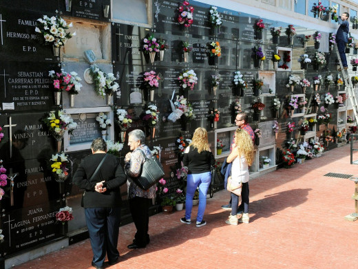 (Fotos) Menorca acude a los cementerios