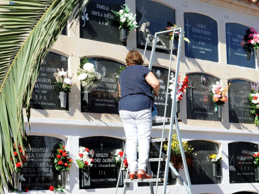 (Fotos) Menorca acude a los cementerios